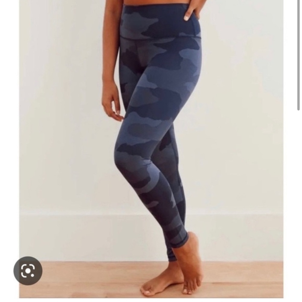 Aerie Chill/Play/Move Camouflage Navy 7/8 Leggings